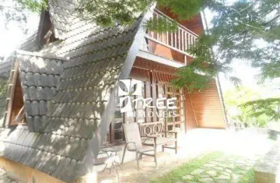 Venda de casa estilo chalé no condomínio arujazinho iv, área de 610m² com casa de 120m², 2 quartos, sala 2 ambientes, piscina e 2 vagas. consulte-nos.