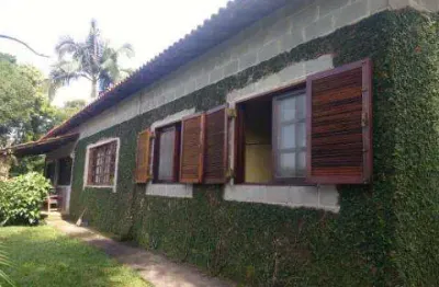 Venda de sítio em pedra branca, em santa isabel/sp, área de 24.000m² e a/c de 200m², com 4 dorm, sala 4 ambientes com lareira e cozinha. consulte-nos.