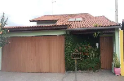 Venda de casa no center ville, em arujá/sp, 250m² com 6 dormitórios, sala, cozinha, churrasqueira, jardim, quintal e 06 vagas para auto. consulte-nos.