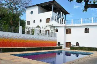 Venda e locação de chácara em guararema/sp, oportunidade de 2 mil metros de área construída, com piscinas, cozinhas, salas e 20 vagas. consulte-nos.