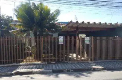 Venda e locação de casa térrea comercial no centro de arujá/sp, 300m² com suíte, área gourmet com churrasqueira e garagem coberta. consulte-nos.
