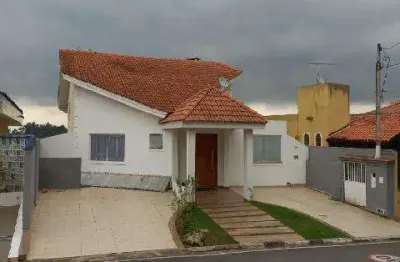 Venda de casa no condomínio arujá country club, em arujá/sp, 375m² com 3 suítes amplas, sala de estar com luz natural e cozinha ampla. consulte-nos.