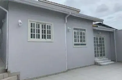 Venda de casa no jardim rincão, em arujá/sp, 176m² com 3 quartos, suíte, cozinha c/ planejados, churrasqueira, piscina e 2 vagas. consulte-nos.