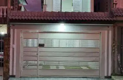 Venda de sobrado novo no jardim planalto, em arujá/sp, 115m² com 3 suítes, sala ampla com led, área gourmet com churrasqueira e 02 vagas. consulte-nos