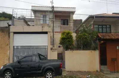 Locação de casa no jardim planalto, em arujá/sp, 160m² com 03 dormitórios, suíte, sala, varanda, cozinha e garagem coberta para 01 auto. consulte-nos.