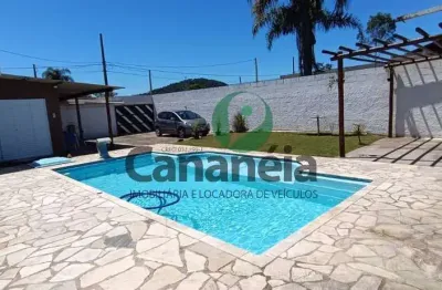 Casa com 3 dormitórios (1 suíte) e piscina no nossa senhora dos navegantes - cananéia / sp