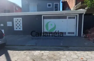 Sobrado em excelente localização para venda com 3 dormitórios (1 suíte) no centro de cananéia-sp