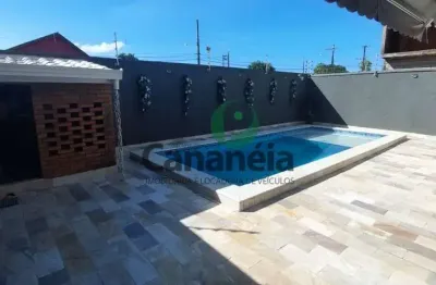 Sobrado em excelente localização para venda com 3 dormitórios (1 suíte) no centro de cananéia-sp
