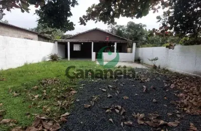 Casa com 2 suítes para locação no carijó - cananéia/sp