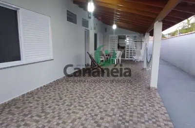 Oportunidade em cananéia-sp: casa à venda no bairro carijó com 2 dormitórios e localizada em rua sem saída.