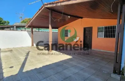 Casa 2 dormitórios (1 suíte) para locação - vila são joão batista - cananéia / sp