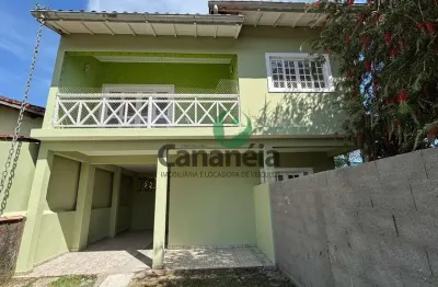 Sobrado com 2 dormitórios + 3º reversível disponível para locação - acaraú - cananéia / sp