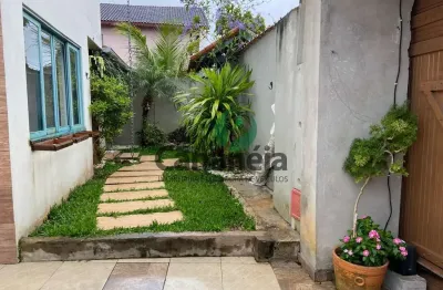 Confortável e charmoso sobrado 3 dormitórios (2 suítes) para locação no centro - cananéia / sp