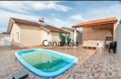 Casa à venda em cananéia-sp, acaraú: 2 quartos, sala, banheiro, 2 vagas. viva no aconchego de 90m²!