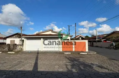 Casa à venda com 3 dormitórios, 145m² de área construída no Centro de Cananéia-SP!