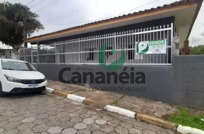 Com 4 dormitórios em terreno com 1.250 m² à venda no centro - cananéia / sp