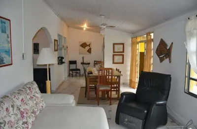 Casa no centro histórico de cananéia disponível para venda (2 dormitórios)