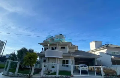 Casa mobiliada com 2 suítes, 286m², pedra branca, palhoça, sc