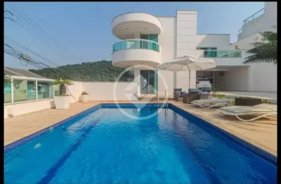 Linda casa no ariribá em balneário camboriú com piscina