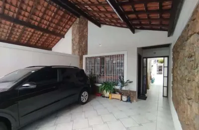 Possui 3 quartos sendo 1 suíte, sala ampla 2 ambientes, cozinha com armários embutidos, lavanderia, 2 banheiros, quintal  com churrasqueira, vaga de g