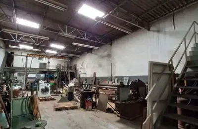 Galpão com pátio para estacionamento na região da pedreira.