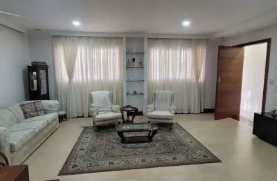 Sobrado com uma área total de 160m² e 297m² de área construída