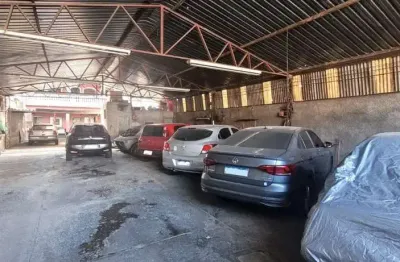 Galpão e casa  com pátio para estacionamento na região da pedreira.