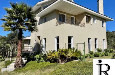 Residência alto padrão condomínio fechado em colombo. 543m² privativos. 3 quartos, sendo 1 suíte e 2 demi. vaga para 6 carros.  muita  área verde.