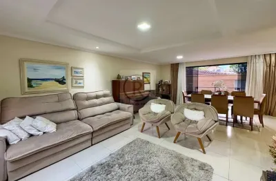 Sobrado em condomínio fechado, 3 dormitórios, sendo um suíte master, cômodos amplos no melhor da água verde