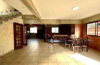 Apartamento de 4 dormitórios sendo 2 suítes na vila tupi á 200 metros do mar.