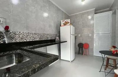 Kitnet reformada localizada na guilhermina/pg próximo ao comércio