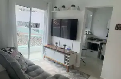 Apartamento de 1 dormitório com sacada, lazer e a duas quadras da praia!