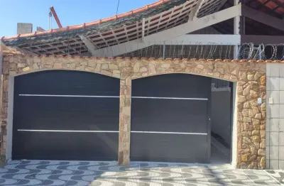 Casa em praia grande, com 2 dormitórios sendo 1 suíte, tendo piscina