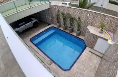 Casa isolada com piscina a 60 metros da praia no jardim real, praia grande