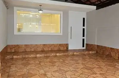 Casa lo à 50 metros da praia, no centro do bairro caiçara, em praia grande.