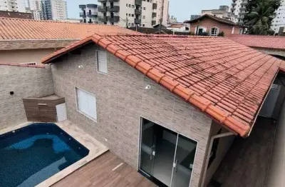 Casa isolada localizada no bairro Ocian à 450 metros da praia!