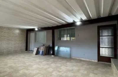 Casa Isolada Reformada com Suíte e 2 Vagas em Localização Privilegiada