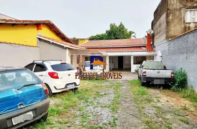 Linda casa com excelente espaço para piscina, próximo ao mar!