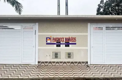 Casa nova com 03 dormitórios e piscina em ótima localização!