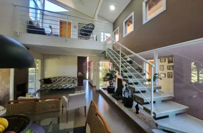 Casa térrea com 554m de terreno e 257m de construção. condomínio em meio a natureza