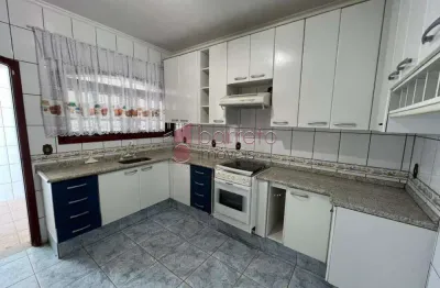 Casa para venda ou locação em jundiaí sp bairro jardim tannus 3 dorms (1 suíte) salas, cozinha c/ armário. 3 banheiros. área externa ampla. 3 vags!