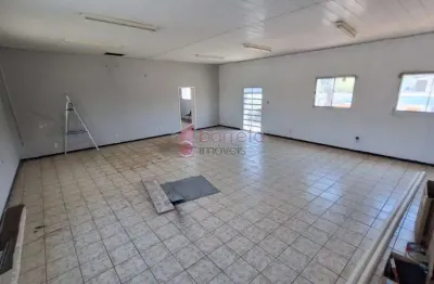 Sala comercial em piso superior para locação na colônia - jundiaí/sp