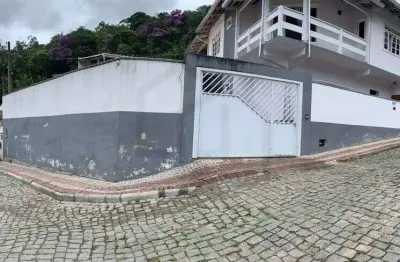 Casa de alvenaria de 240m² com seis dormitórios sendo uma suíte
