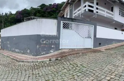 Casa de alvenaria de 240m² com seis dormitórios sendo uma suíte