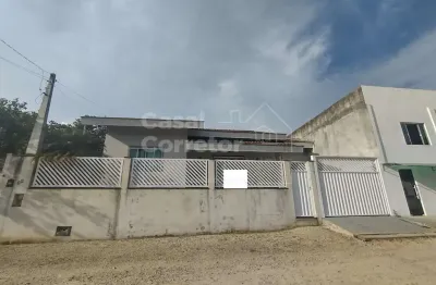 Casa de alvenaria com três dormitórios sendo uma suíte