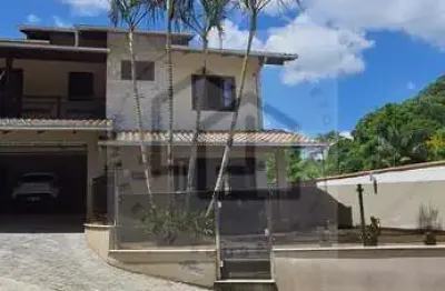 Casa de dois pavimentos com 4 dormitórios sendo 2 suítes  (1 master)