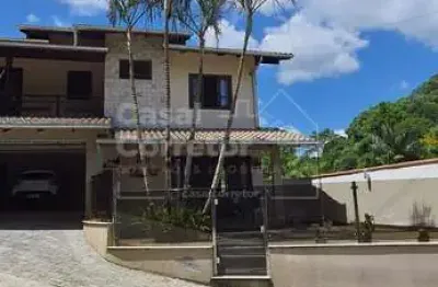 Casa de dois pavimentos com 4 dormitórios sendo 2 suítes  (1 master)