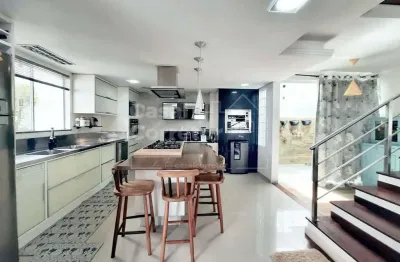 Casa mobiliada em condomínio com 2 dormitórios sendo 1 suíte master
