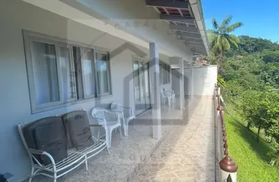 Casa semi mobiliada com 3 dormitórios sendo 1 suíte