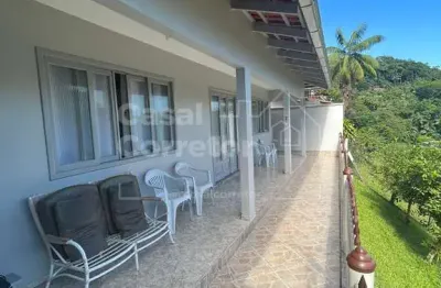 Casa semi mobiliada com 3 dormitórios sendo 1 suíte